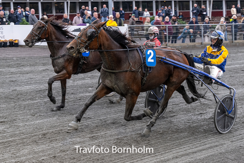 Sally Popp med Jonas Mikkelsen 26 september 2026 Fotograf Torben Ager Travfoto Bornholm TKA 4355