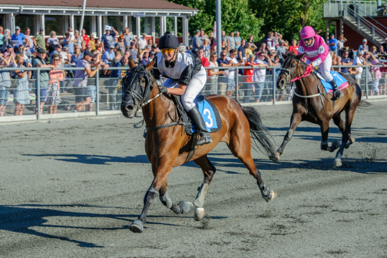 On Track Ljuva med Josefine K Hansen 3 Juli 2018 Fotograf Torben Ager Travfoto Bornholm TKA 1702