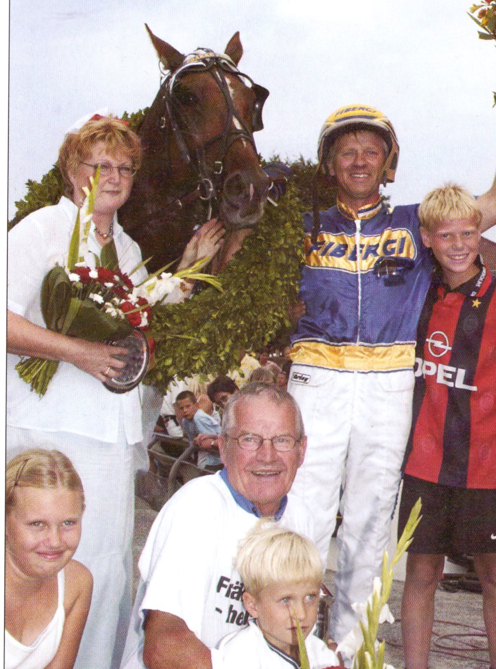 Fraekke Frederiks Derbysejr fejres.Kusk Preben Kjaersggaard opdraettter Annette Joergensen ejer Herman Nielsen med boerneboern Foto B Seeger