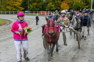 Jacki med Mads Petersen 17 oktober 2021 Fotograf Torben Ager Travfoto Bornholm TKA 4929 scaled e1634634416603