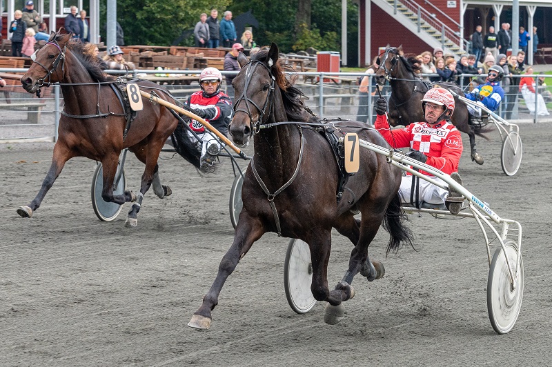 Lord Ravin med Ole Moeller 2 oktober 2021 Fotograf Torben Ager Travfoto Bornholm TKA 3382