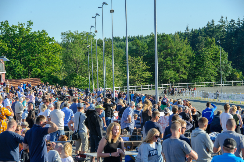 Bornholm – Udskyder omlægning af bane i et år Mange_tilskuer_3_Juli_2018_Fotograf_Torben_Ager_Travfoto_Bornholm_TKA_1723