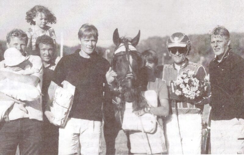 Dupont og sportsstjerner og Steen Juul efter sejr Foto Ole Hindby e1649930016991