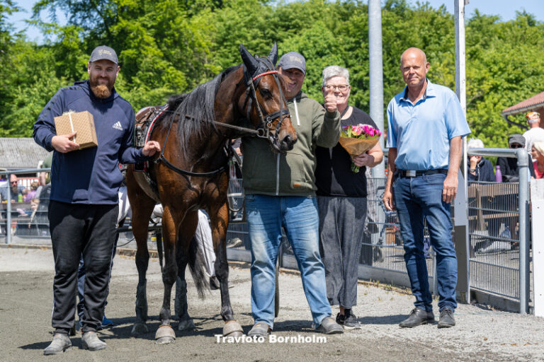 Faith G K med John Gommans Bornholms Brand Park 29 maj 2023 Fotograf Torben Ager Travfoto Bornholm TKA 6394