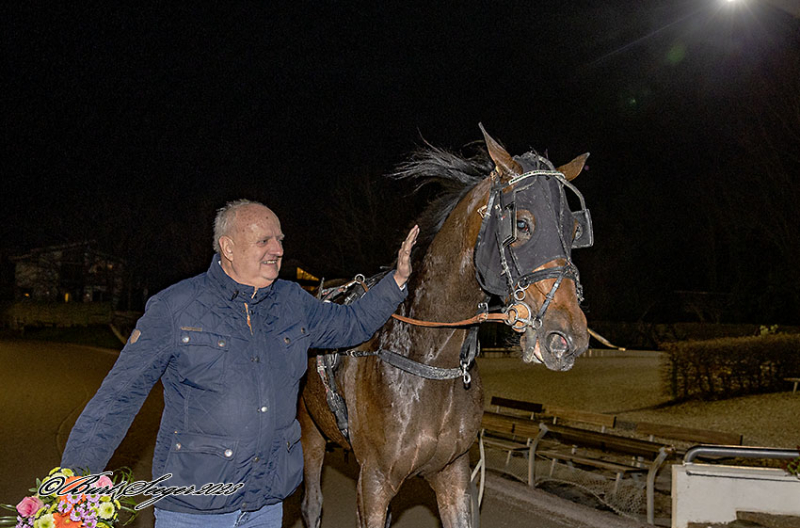 Velkommen til efterårsferiens løbsdag på Jydsk Væddeløbsbane! HANDS_UP_CASH_D2I1464 (1)