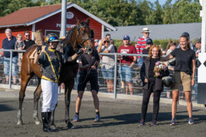 Asger Molar med Laura Pedersen 31 juli 2024 Fotograf Torben Ager Travfoto Bornholm TKA 6414 scaled 1