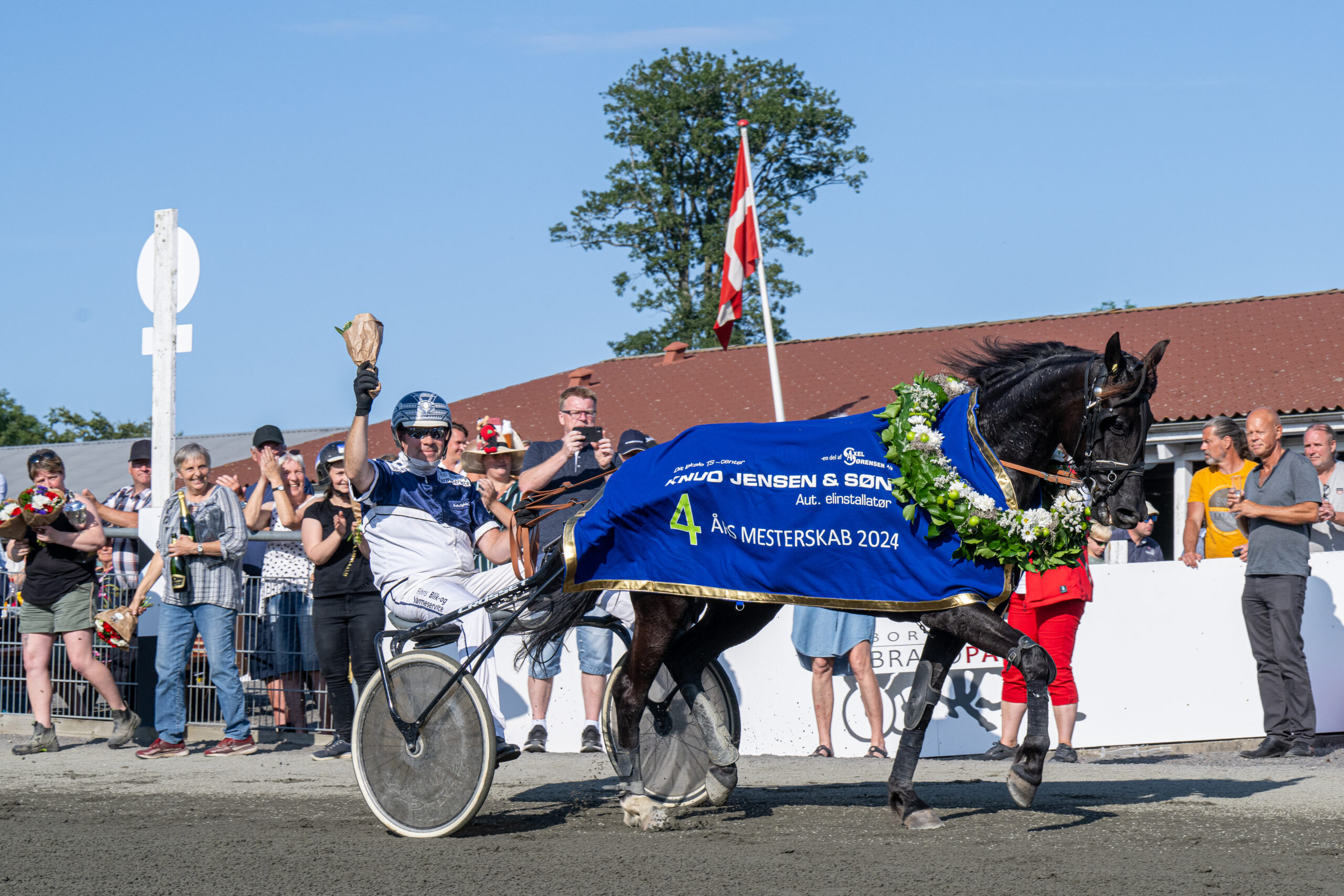 Ina Baunely med Martin Sjoeholm Jensen 23 juli 2024 Fotograf Torben Ager Travfoto Bornholm TKA 5939 scaled