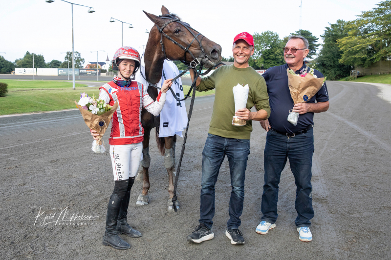 Michelle Mønster og Saga Laursen deltager i Åby Monté Trophy TourEiffel_0095_kopier