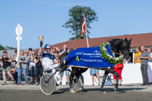 Ina Baunely med Martin Sjoeholm Jensen 23 juli 2024 Fotograf Torben Ager Travfoto Bornholm TKA 5939 scaled 1