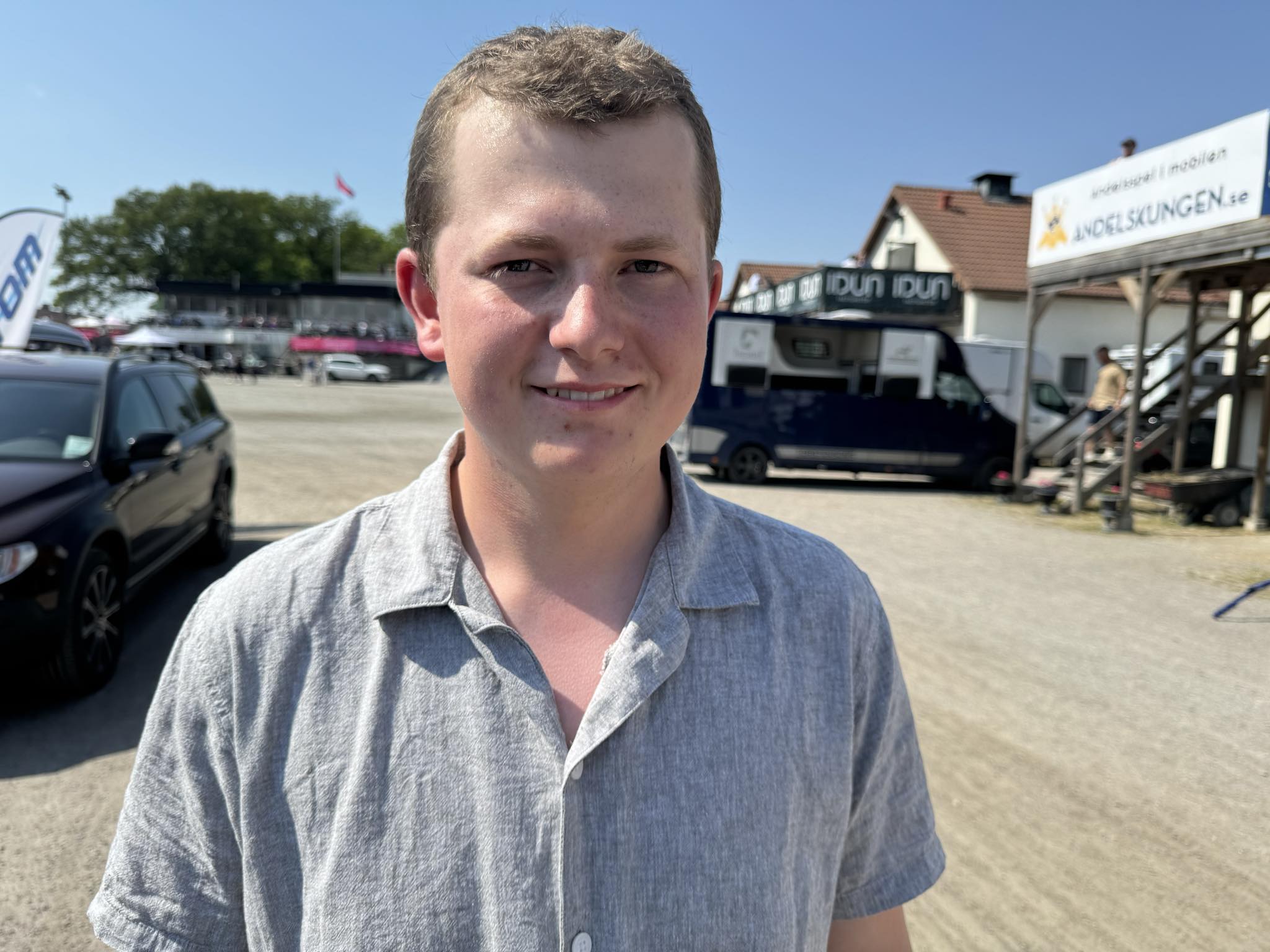 Han har forladt landet – men sejrer i Norge