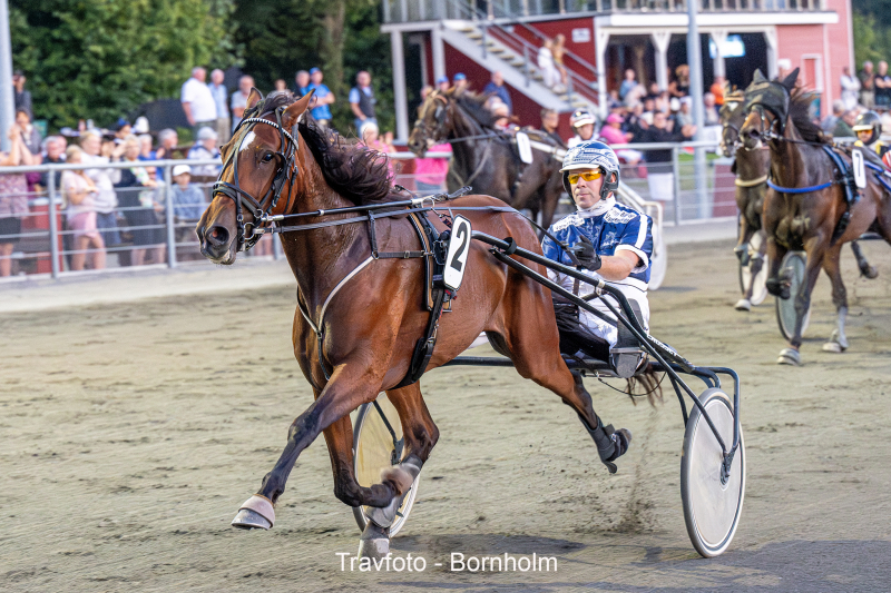 Ka Li Baunely med Martin Sj holm Jensen 4 september 2024 Fotograf Torben Ager Travfoto Bornholm TKA 9102 Enhanced NR