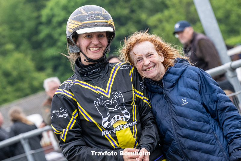 Ulla og Laura Pedersen 30 maj 2025 Fotograf Torben Ager Travfoto Bornholm TKA 0225 1