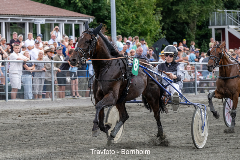 Highway Damga rd 8 med John Mikkelsen 17 august 2024 Fotograf Torben Ager Travfoto Bornholm TKA 7672