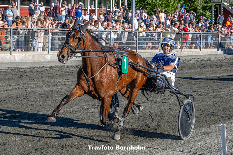 Ka Li Baunely med Martin Sjoeholm Jensen 1. juli 2025 Fotograf Torben Ager Travfoto Bornholm TKA 4842