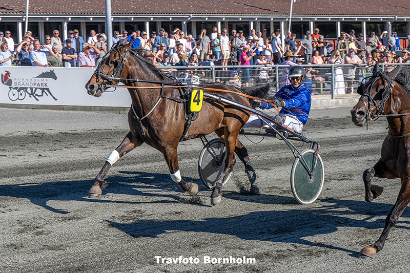 Leander Baunely med Kim Hjort 1. juli 2025 Fotograf Torben Ager Travfoto Bornholm TKA 4660 1