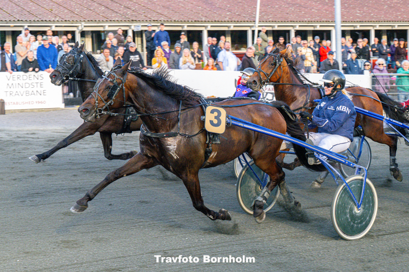 Waterjet med Maria B Nielsen 22 juli 2025 Fotograf Torben Ager Travfoto Bornholm TKA 6714