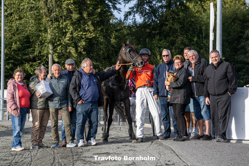 Jujutsu Sisu med Frank Mikkelsen 16 september 2025 Fotograf Torben Ager Travfoto Bornholm TKA 1133