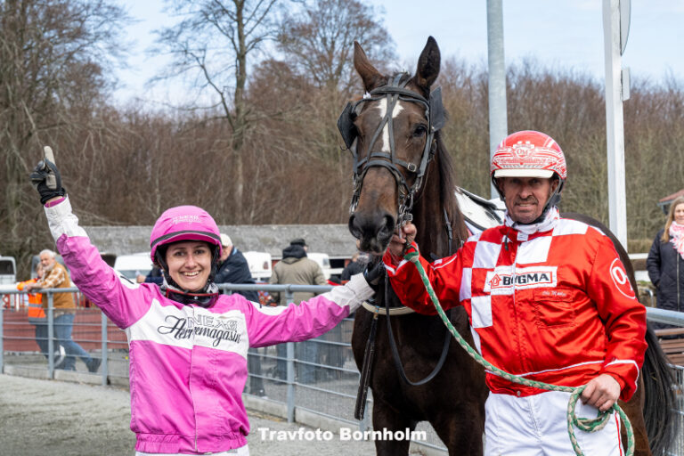 Gino med Terese M ller 19 april 2026 Fotograf Torben Ager Travfoto Bornholm TKA 9782