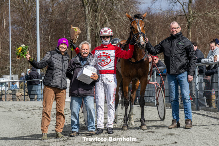 Hejdi Hovmand med Mads Petersen 4 april 2026 Fotograf Torben Ager Travfoto Bornholm TKA 8919
