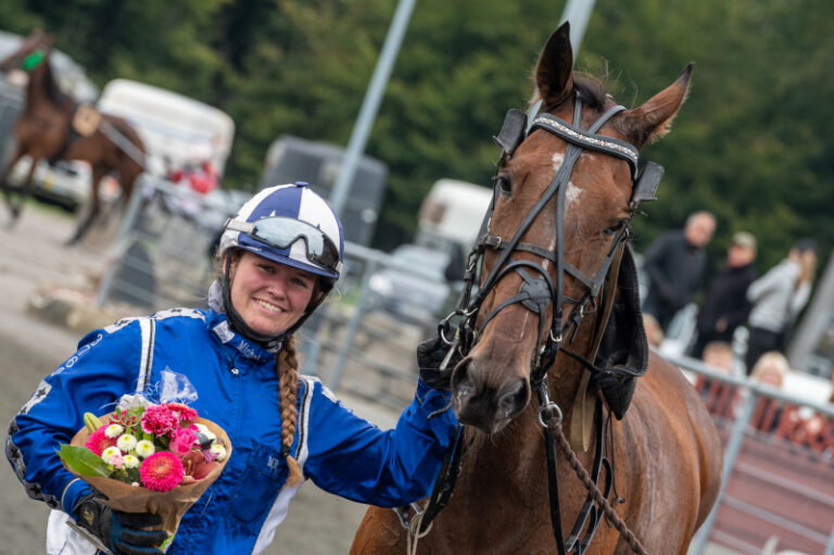 Winston E M med Michala Haagensen 2 oktober 2021 Fotograf Torben Ager Travfoto Bornholm TKA 3352