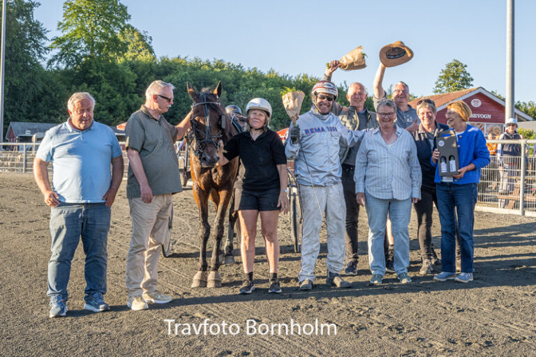 Leroy M N med Franbk Mikkelsen 23 juni 2026 Fotograf Torben Ager Travfoto Bornholm TKA 7215