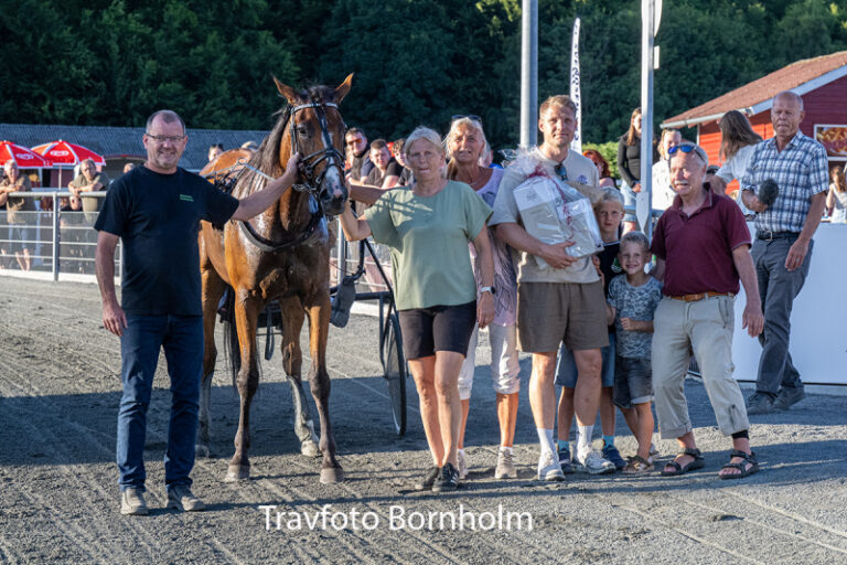 Hejdi Hovmand med Mads Petersen 30 juni 2026 Fotograf Torben Ager Travfoto Bornholm TKA 7590