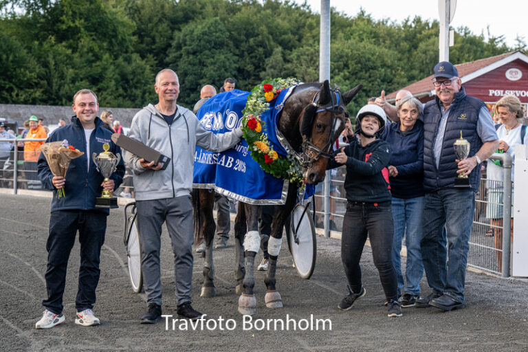 Leander Baunely med Kim Mortensen 28 juli 2026 Fotograf Torben Ager Travfoto Bornholm TKA 1036