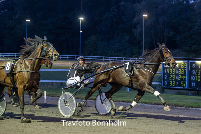 Leander Baunely med Kim Mortensen 8 september 2026 Fotograf Torben Ager Travfoto Bornholm TKA 3792