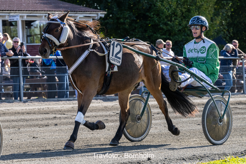 Kamas Notra Dame med Jonathan Winther Veel 5 oktober 2024 Fotograf Torben Ager Travfoto Bornholm TKA 1176