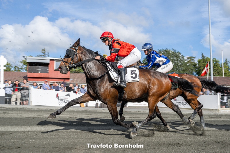 Asger Molar med Nicoe Marsing 8 juli 2025 Fotograf Torben Ager Travfoto Bornholm TKA 5237
