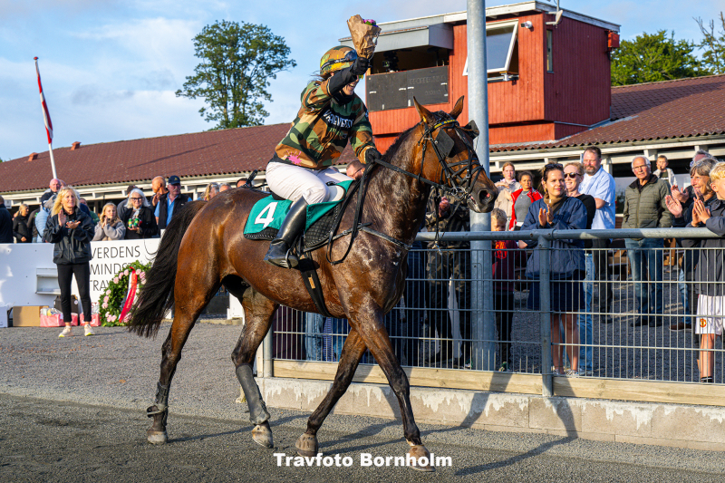 Bonny Boy med Annika Schou Lund 22 juli 2025 Fotograf Torben Ager Travfoto Bornholm TKA 6695