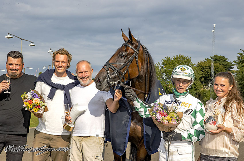 GLORIUS RAIN D2I4844