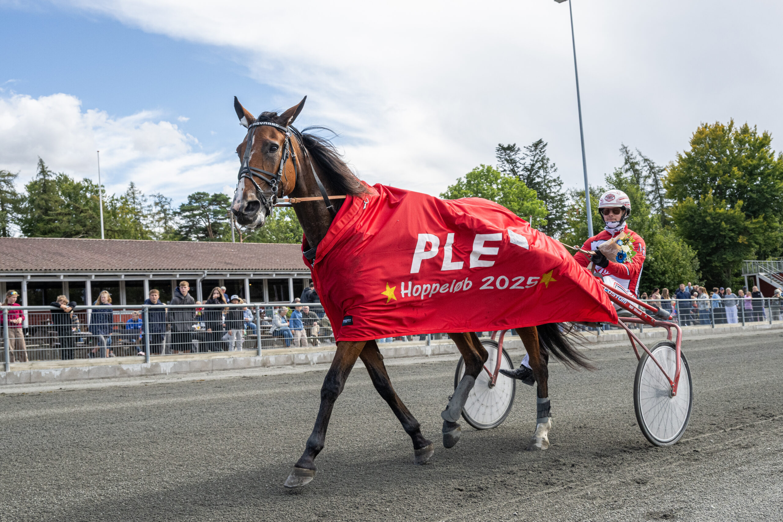 Hejdi Hovmand med Mads Petersen 23 august 2025 Fotograf Torben Ager Travfoto Bornholm TKA 9761 scaled