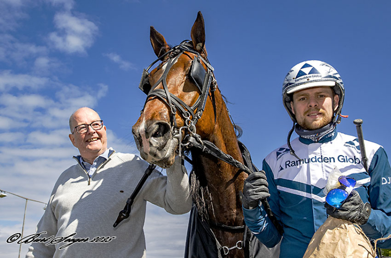 JUSTLIKEJESSEJAMES D2I7445