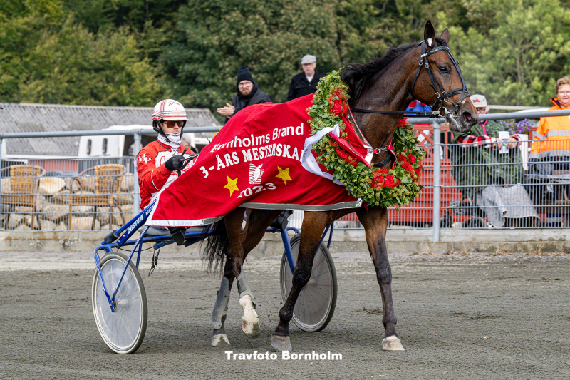 Jewellery Rain med Mads Petersen Bornholms Brand Park 30 september 2023 Fotograf Torben Ager Travfoto Bornholm TKA 9922