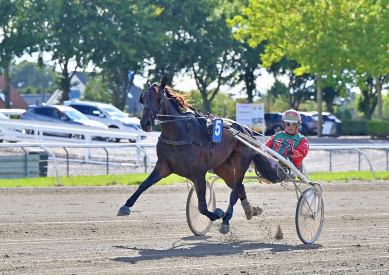 LOVE CAVIAR DSC 6258
