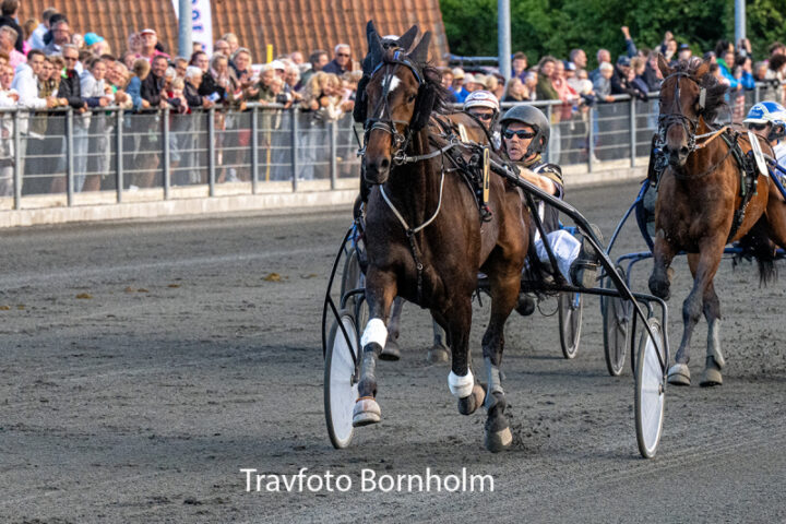 Leander Baunely med Kim Mortensen 28 juli 2026 Fotograf Torben Ager Travfoto Bornholm TKA 1000