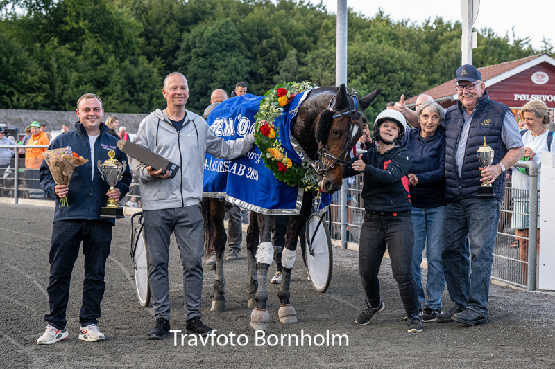 Leander Baunely med Kim Mortensen 28 juli 2026 Fotograf Torben Ager Travfoto Bornholm TKA 1036