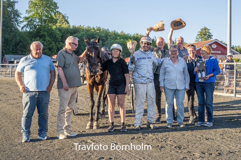 Leroy M N med Franbk Mikkelsen 23 juni 2026 Fotograf Torben Ager Travfoto Bornholm TKA 7215