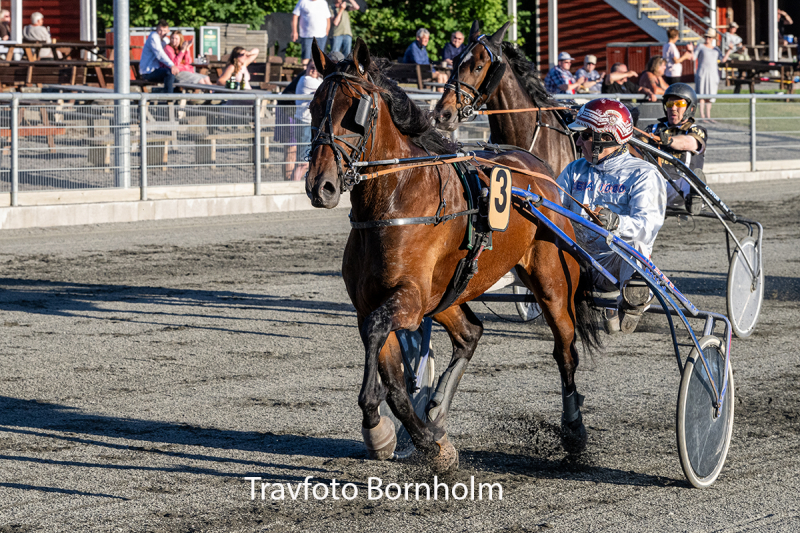 Leroy M N med Frank Mikkelsen 23 juni 2026 Fotograf Torben Ager Travfoto Bornholm TKA 7201
