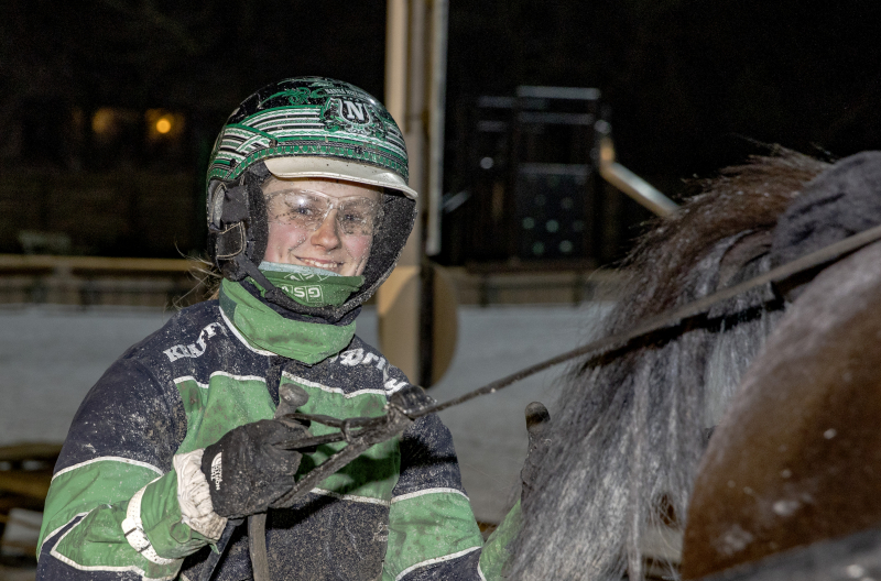 Nanna Nielsen i sulkyen – Første start i 2026 NANNA_NIELSEN_D2I1500