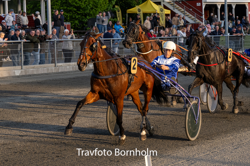 nger med Ole M ller Pedersen 26 maJ 2026 Fotograf Torben Ager Travfoto Bornholm TKA 4352
